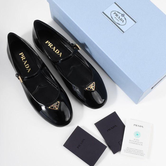 PRADA 특허 가죽 발레리나