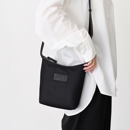 MM6 MAISON MARGIELA 「ニューメリック」 ナイロン バーティカル クロスボディバッグ