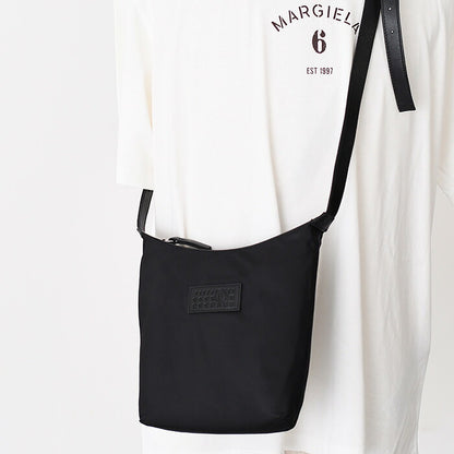 MM6 MAISON MARGIELA 「ニューメリック」 ナイロン バーティカル クロスボディバッグ