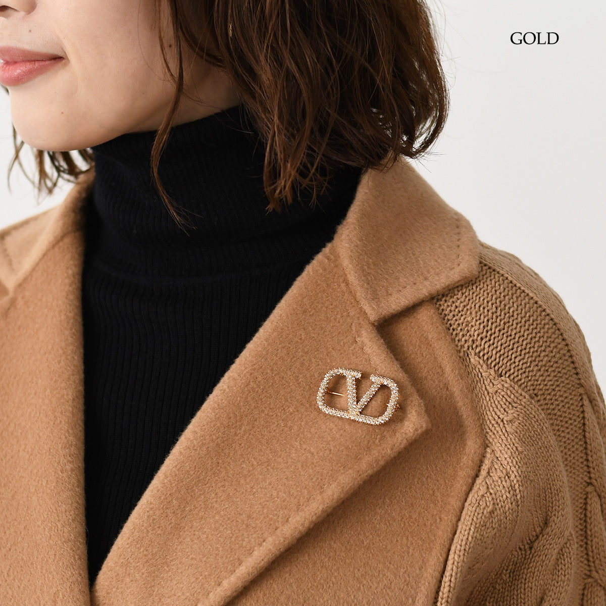 VALENTINO Vロゴ シグネチャー クリスタル ブローチ