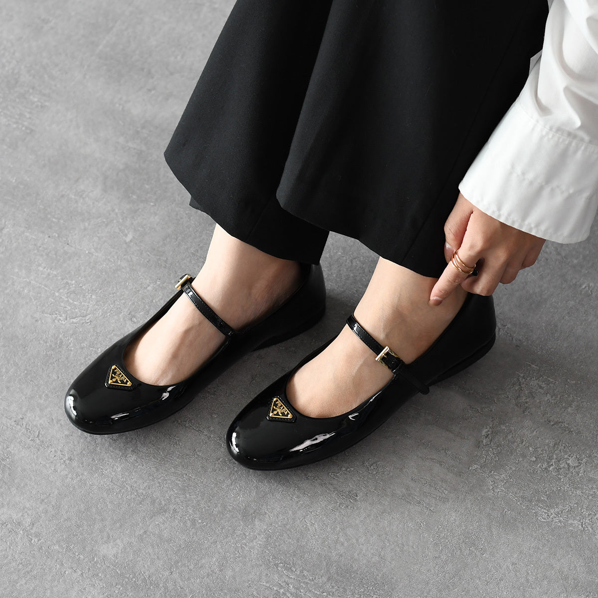 PRADA 특허 가죽 발레리나 
