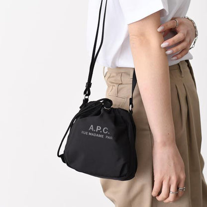 APC BACKSTAGE クロスボディポーチ